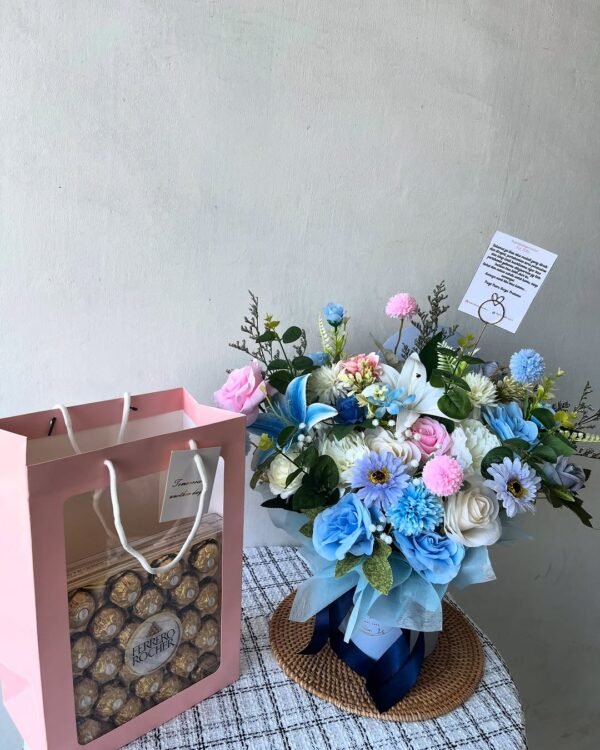 Bloom box artificial flowers+ coklat ferrero Rocher 24pcs