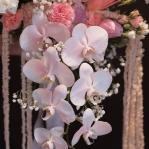 Make your precious moment more memorable with this magical wedding bouquet.