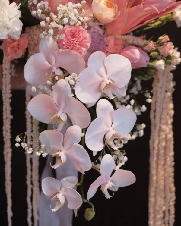 Make your precious moment more memorable with this magical wedding bouquet.