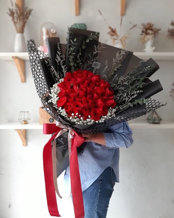 Enjoy the beauty of every petals in this red roses bouquet.