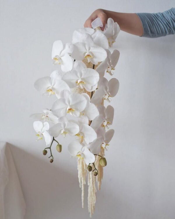 the cascading bouquet